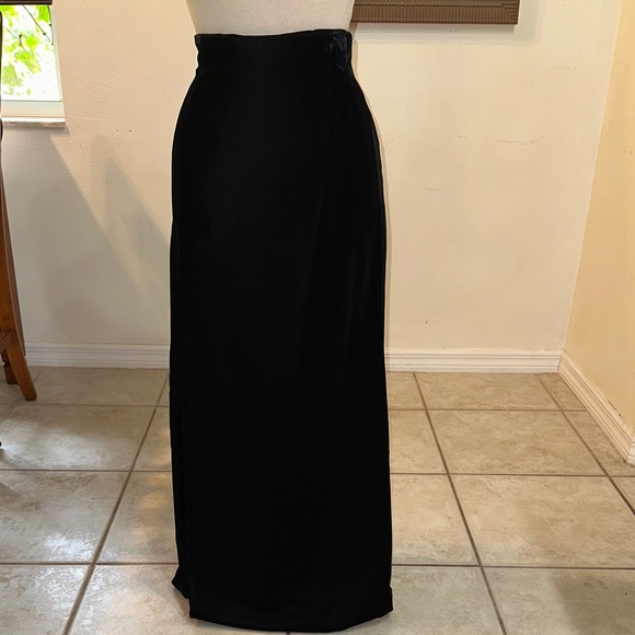 VIE by Victoria Royal Gorgeous Black Velvet Maxi Skirt Size 6 - Picture 1 of 8